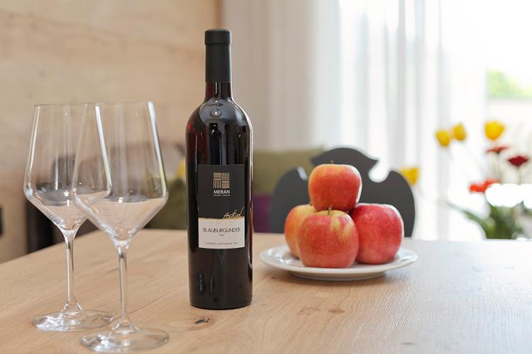 Wein von der Kellerei Meran & Südtiroler Äpfel