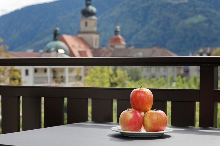 Balkon mit Blick in Grüne