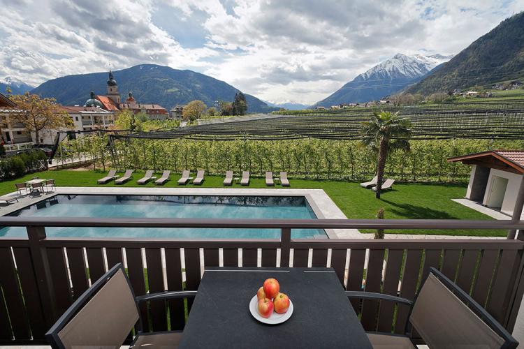 Balkon mit Blick auf die Obstwiesen und den Pool