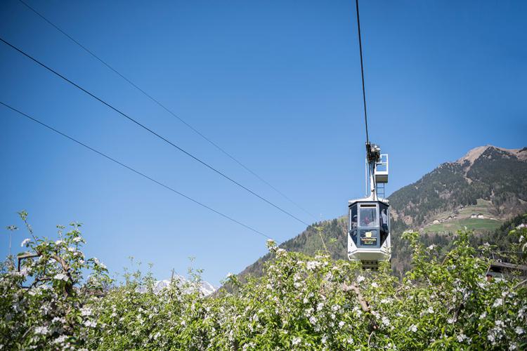 Hochmuth cable car in Dorf Tirol