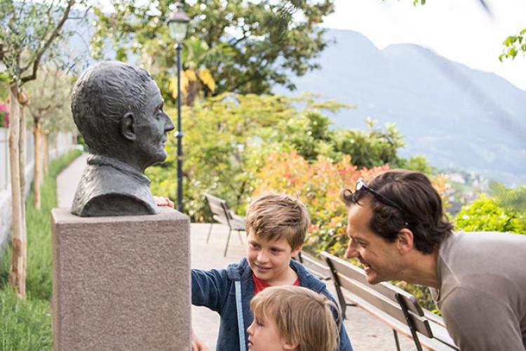 Falconer's promenade in Dorf Tirol