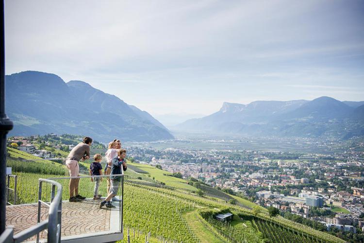 Falconer's promenade in Dorf Tirol