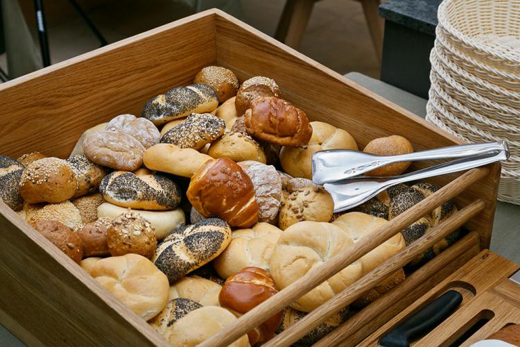 Cestino con varietà di pane – Panificio Harpf