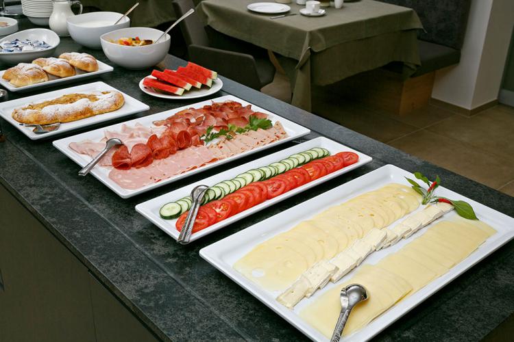 Buffet della prima colazione con diverse specialità casearie e salumiere