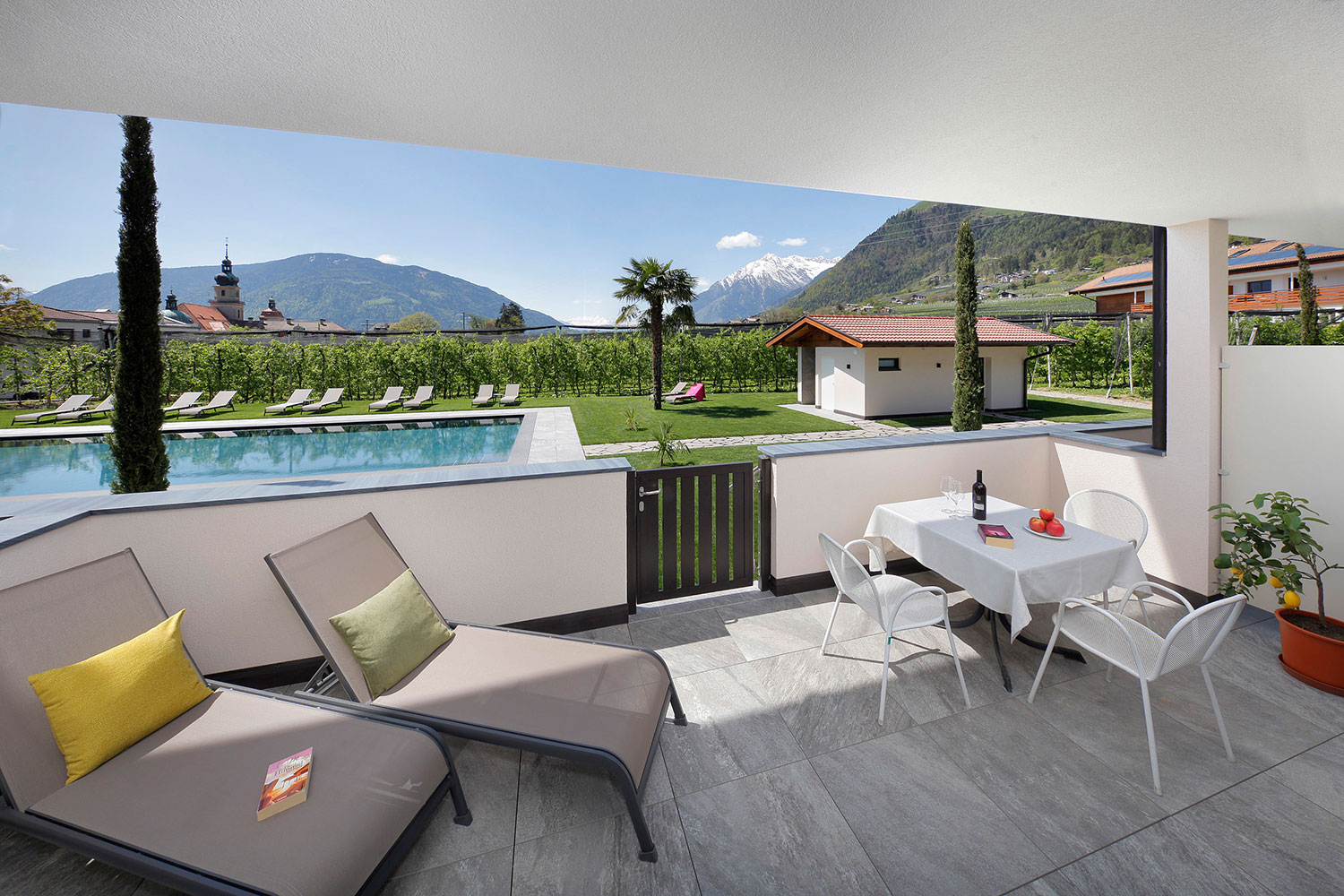 Grande terrazza con accesso diretto alla zona piscina