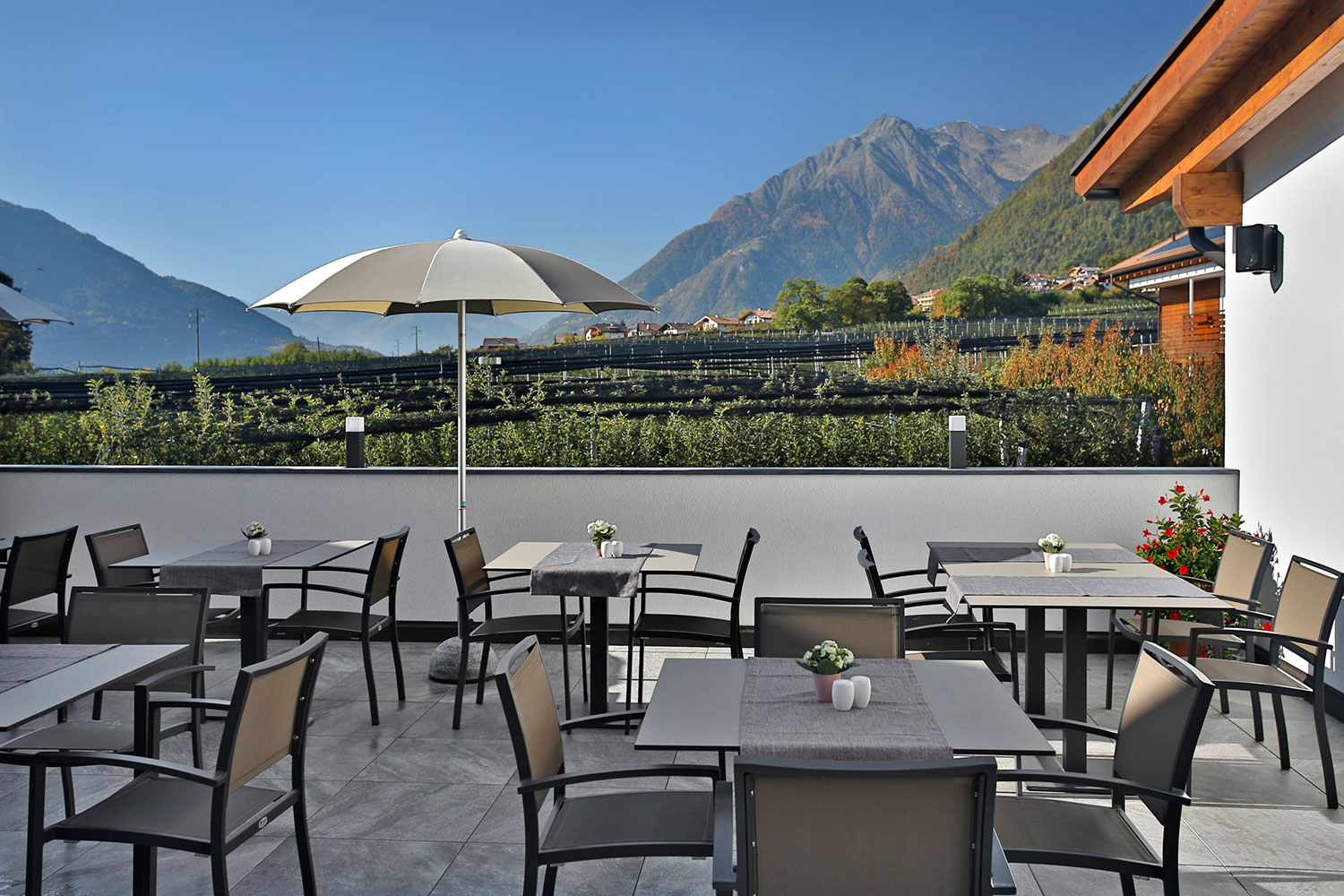 Terrazza soleggiata per la prima colazione